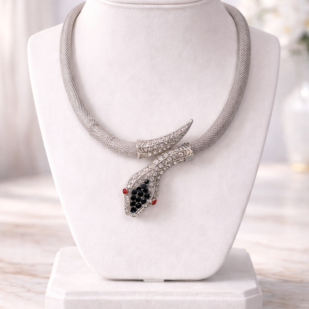 COMPASS NECKLACE